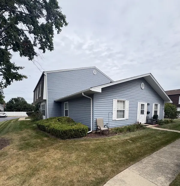 1453 Woodcutter LN #A, Wheaton, IL 60189