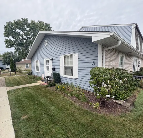 1453 Woodcutter LN #A, Wheaton, IL 60189