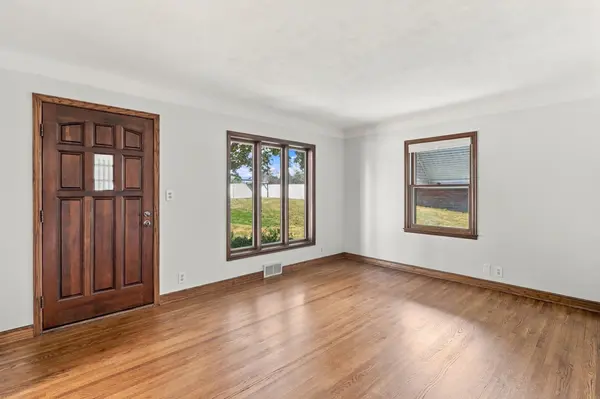590 Valley LN, Mendota Heights, MN 55118