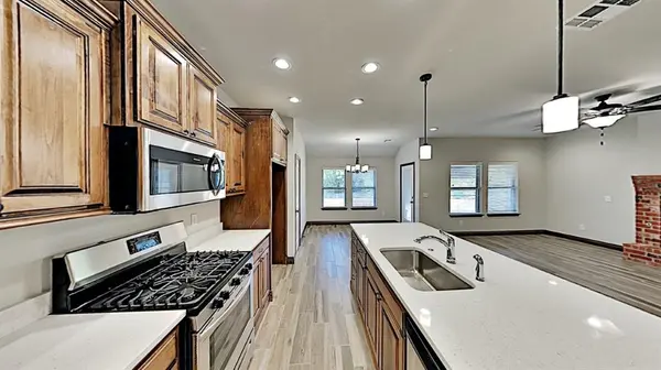 7037 Hidden Trail LN, Warr Acres, OK 73132