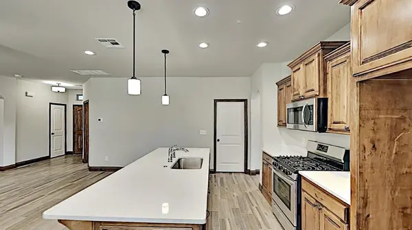 7037 Hidden Trail LN, Warr Acres, OK 73132