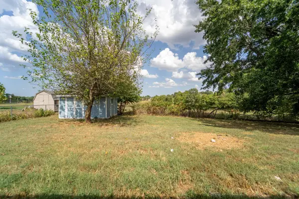 906 E Prairie LN, Ash Grove, MO 65604