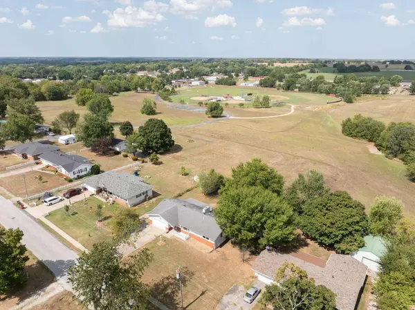 906 E Prairie LN, Ash Grove, MO 65604