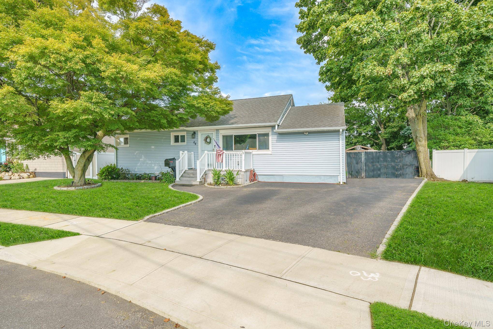 64 Frank ST, Lindenhurst, NY 11757