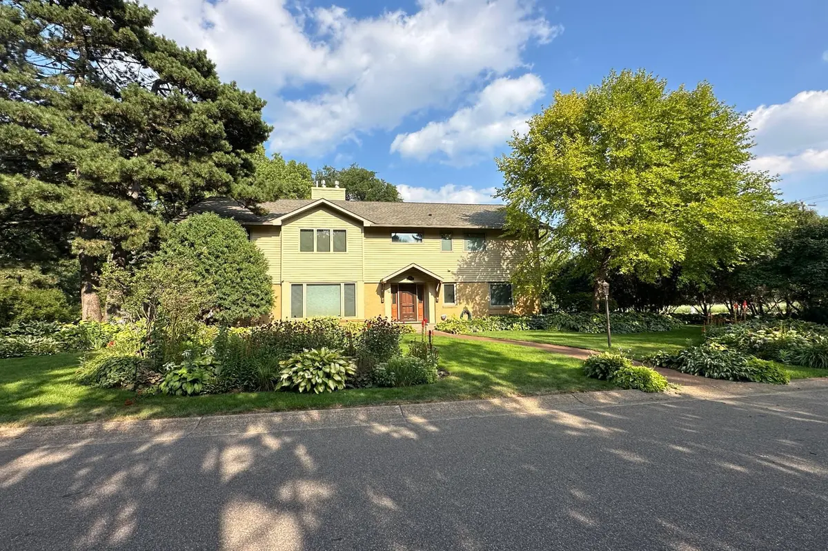 14 Mid Oaks RD, Roseville, MN 55113