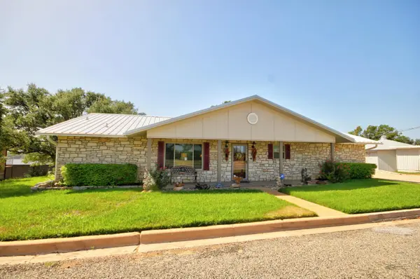 204 Sunset DR, Llano, TX 78643