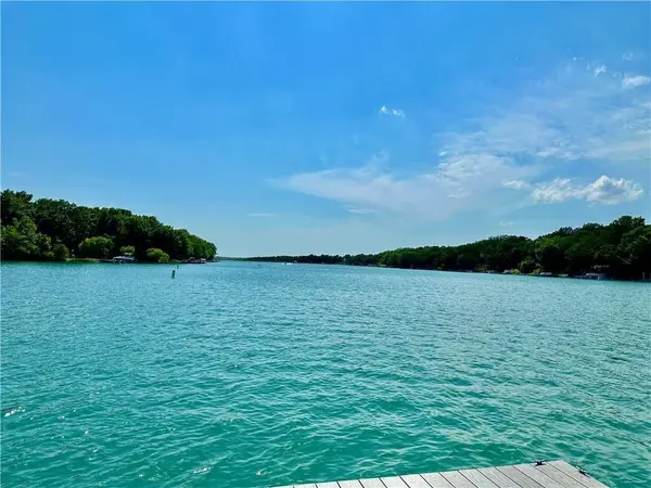 6 Misty LN, La Cygne, KS 66040