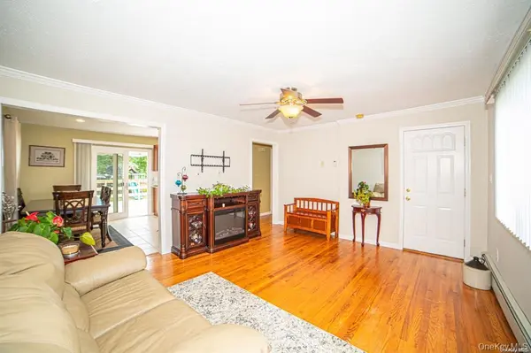 184 S Strong AVE, Lindenhurst, NY 11757