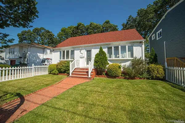 184 S Strong AVE, Lindenhurst, NY 11757