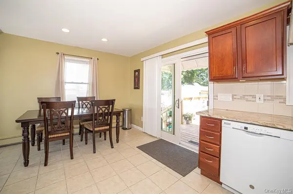 184 S Strong AVE, Lindenhurst, NY 11757