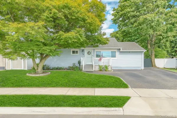 64 Frank ST, Lindenhurst, NY 11757