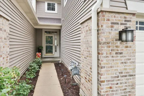 371 HICKORY LN, South Elgin, IL 60177