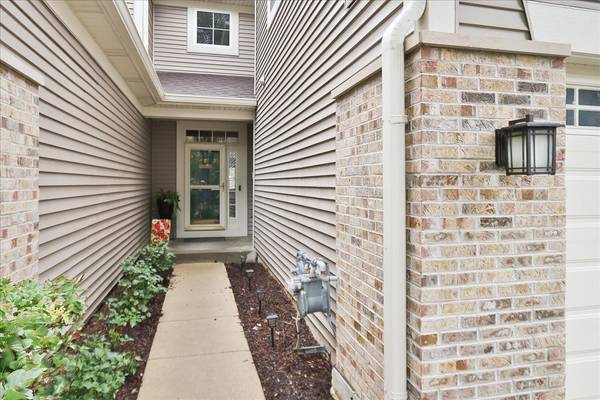 371 HICKORY LN, South Elgin, IL 60177