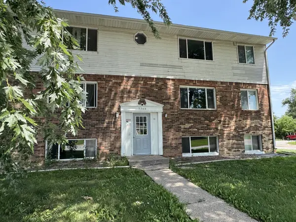3240 Heatherton DR #2, Davenport, IA 52804