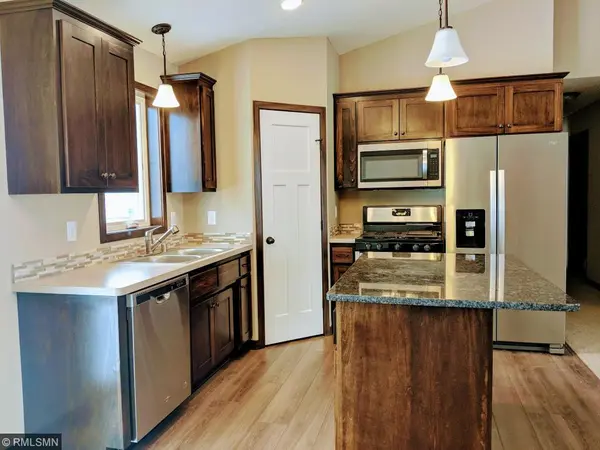 2068 Red Oak LN, Hugo, MN 55038