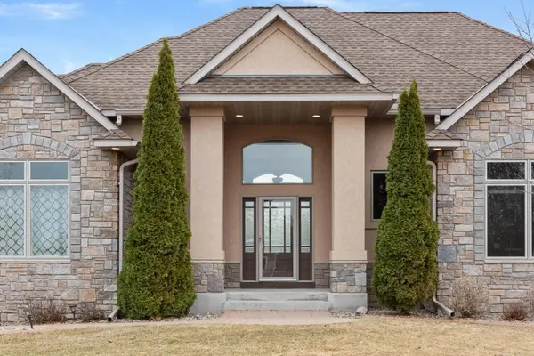 8916 Whispering Oaks TRL, Shakopee, MN 55379