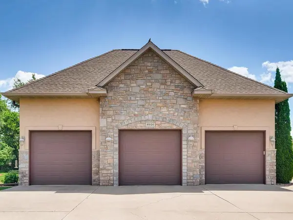 8916 Whispering Oaks TRL, Shakopee, MN 55379