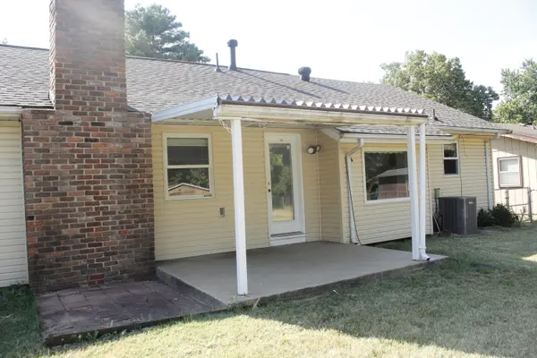 1054 S Peach Tree AVE, Springfield, MO 65804