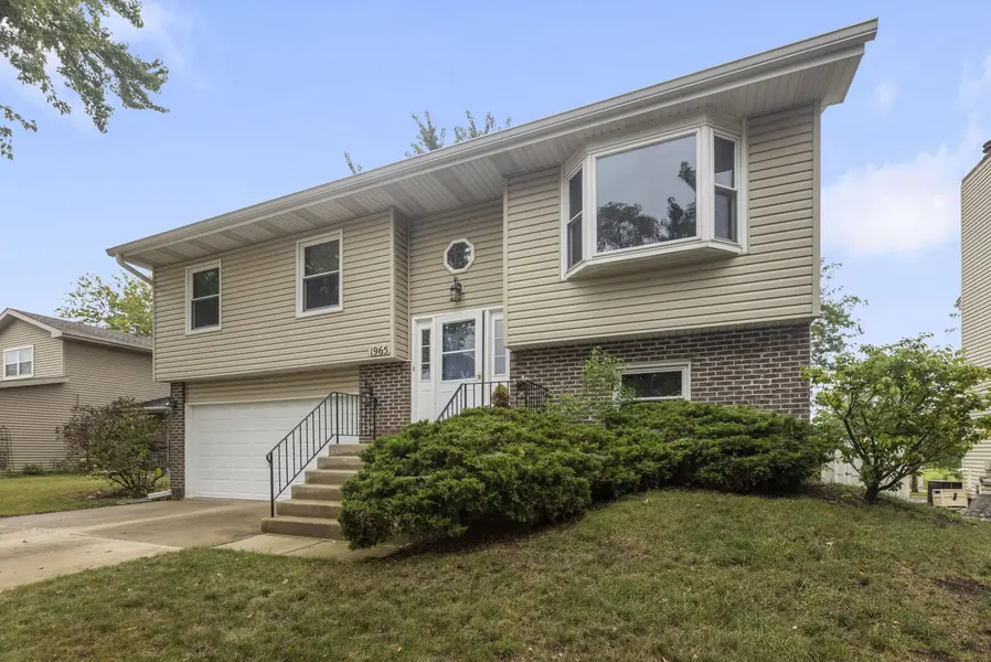 1965 Crescent LN, Hoffman Estates, IL 60169