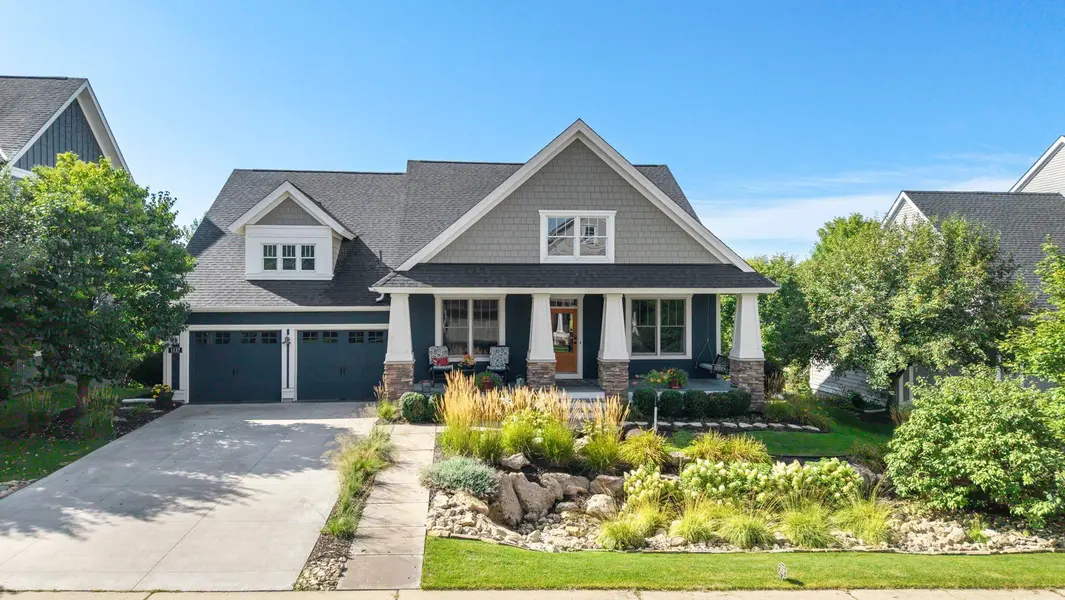 1137 Pioneer TRL, Bayport, MN 55003