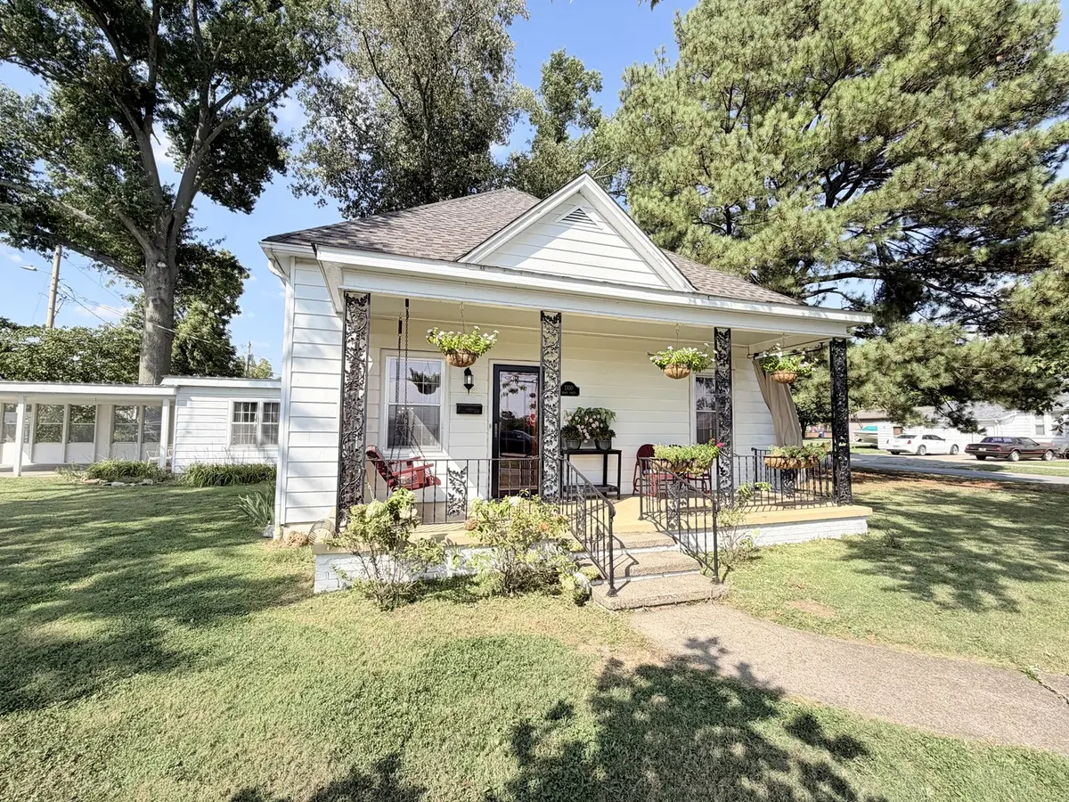 1300 Grant ST, Eldorado, IL 62930