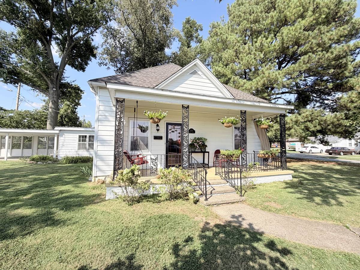 1300 Grant ST, Eldorado, IL 62930