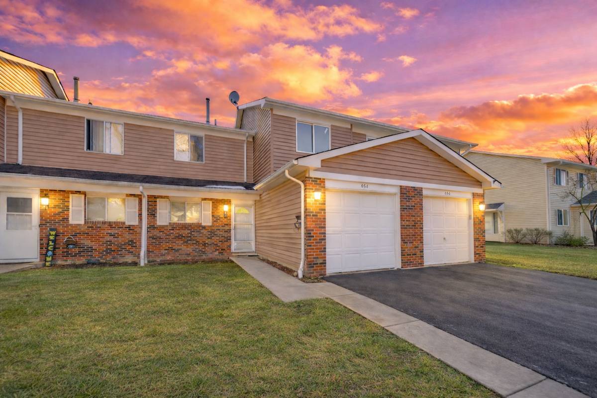 454 Esselen CT, Carol Stream, IL 60188