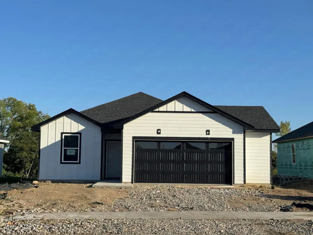 741 Vista CT, Hanover, MN 55341