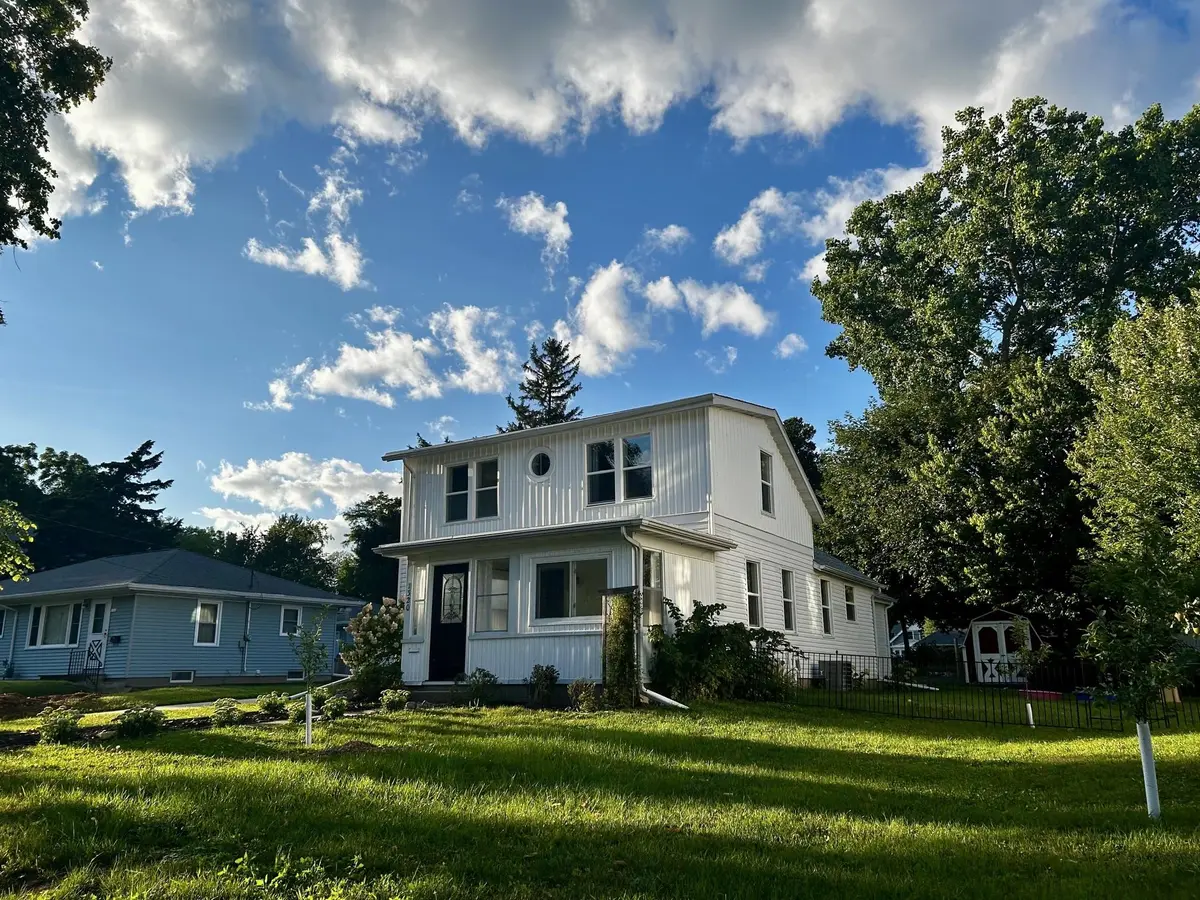 1320 WAUGOO AVE, Oshkosh, WI 54901-5325