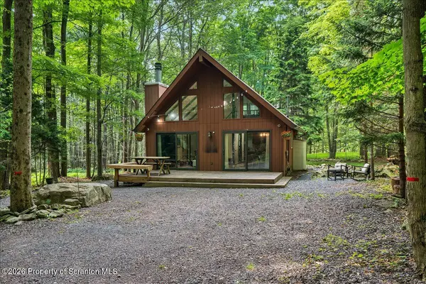 58 Sheffick RD, Gouldsboro, PA 18424