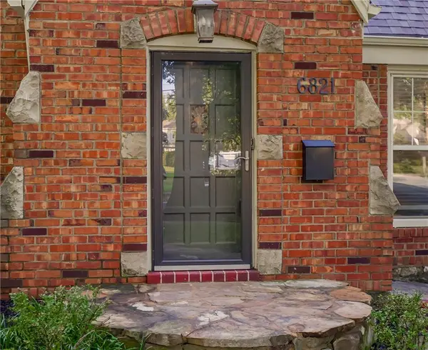 6821 Brookside RD, Kansas City, MO 64113
