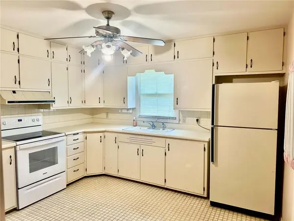 104 Meadow LN, Warrensburg, MO 64093