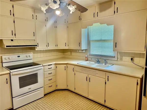 104 Meadow LN, Warrensburg, MO 64093