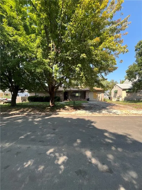 215 W 2nd AVE, Garnett, KS 66032