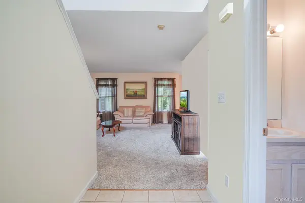 21 Osborne GLN, Poughquag, NY 12570