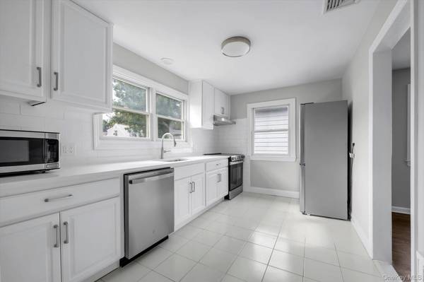 7 Linwood RD, Port Washington, NY 11050