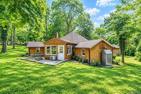 5 Jacobs LN, Wading River, NY 11792