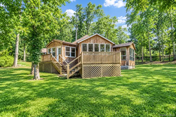5 Jacobs LN, Wading River, NY 11792