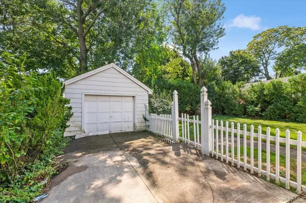 33 Lawrence AVE, Malverne, NY 11565