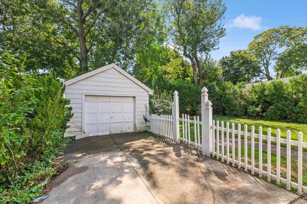 33 Lawrence AVE, Malverne, NY 11565