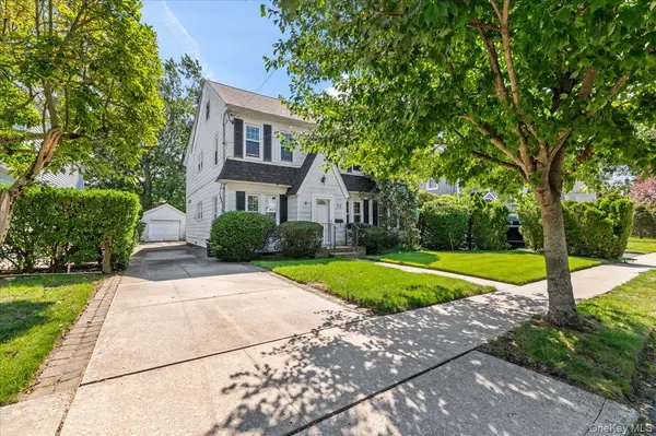 33 Lawrence AVE, Malverne, NY 11565
