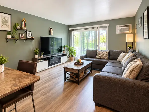 1B E Dundee Quarter DR #104, Palatine, IL 60074