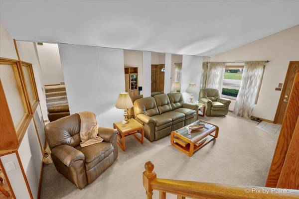 24 W Devon AVE, Roselle, IL 60172