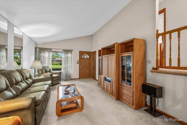 24 W Devon AVE, Roselle, IL 60172
