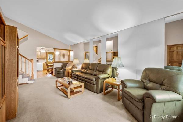 24 W Devon AVE, Roselle, IL 60172
