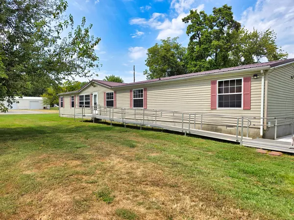 121 Meyer ST, Flora, IL 62839