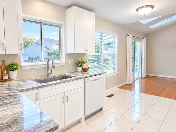 800 STANFORD LN #800, Carol Stream, IL 60188