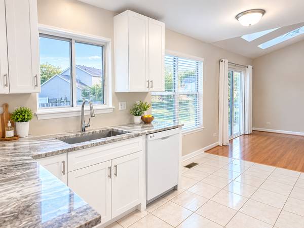 800 STANFORD LN #800, Carol Stream, IL 60188