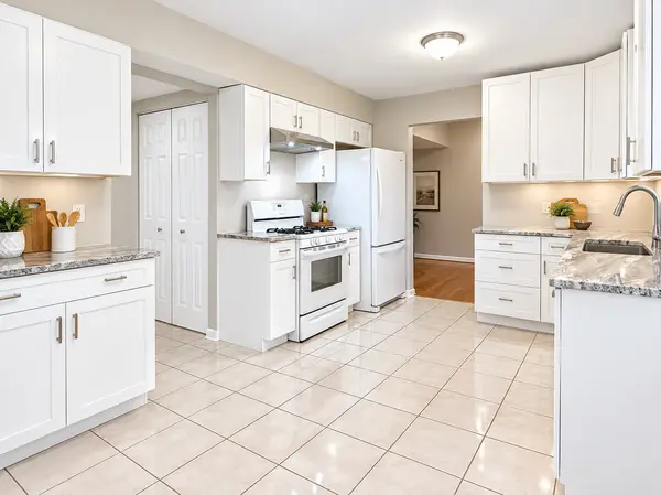 800 STANFORD LN #800, Carol Stream, IL 60188