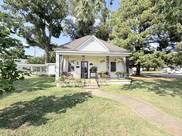 1300 Grant ST, Eldorado, IL 62930